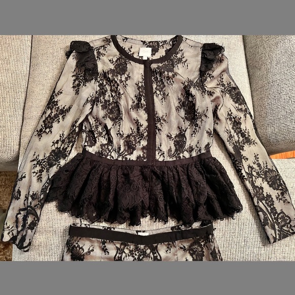 Lace top & shorts - Picture 3 of 5